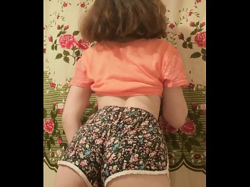 ❤️ Szexi fiatal csaj vetkőzteti le a rövidnadrágját a kamera előtt. ☑ Porno at hu.watchhentai.ru ❌❤